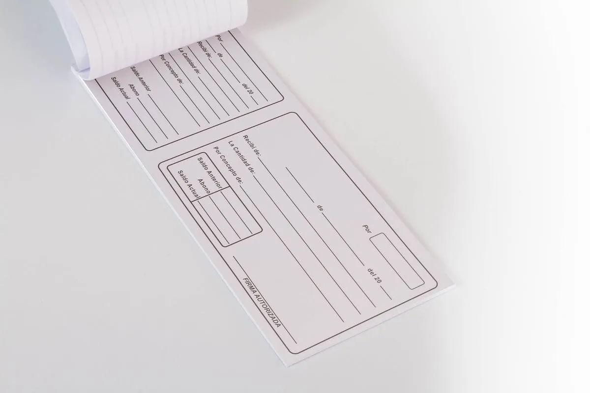 企业收据/回执单设计样机免费模板 Receipt Mock Up