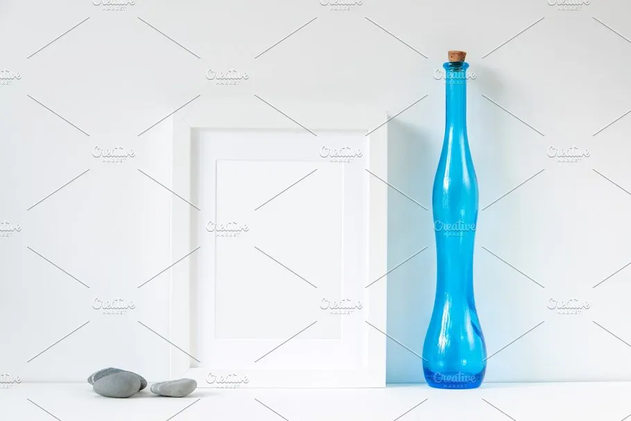 白色相框样机模板 Coastal frame mockup