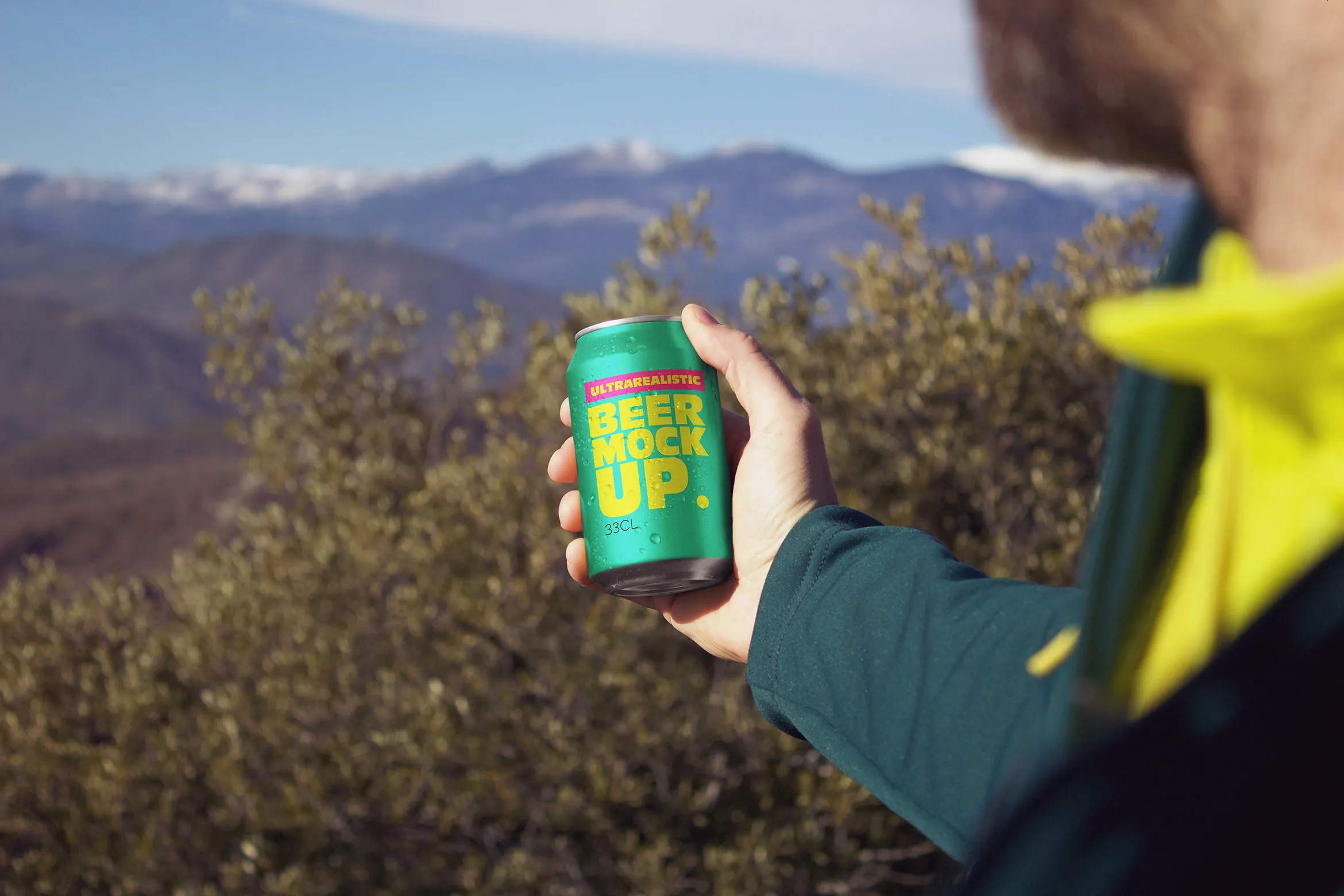 户外背景啤酒易拉罐外观效果图像素设计精选 Perspective Beer Can Mockup