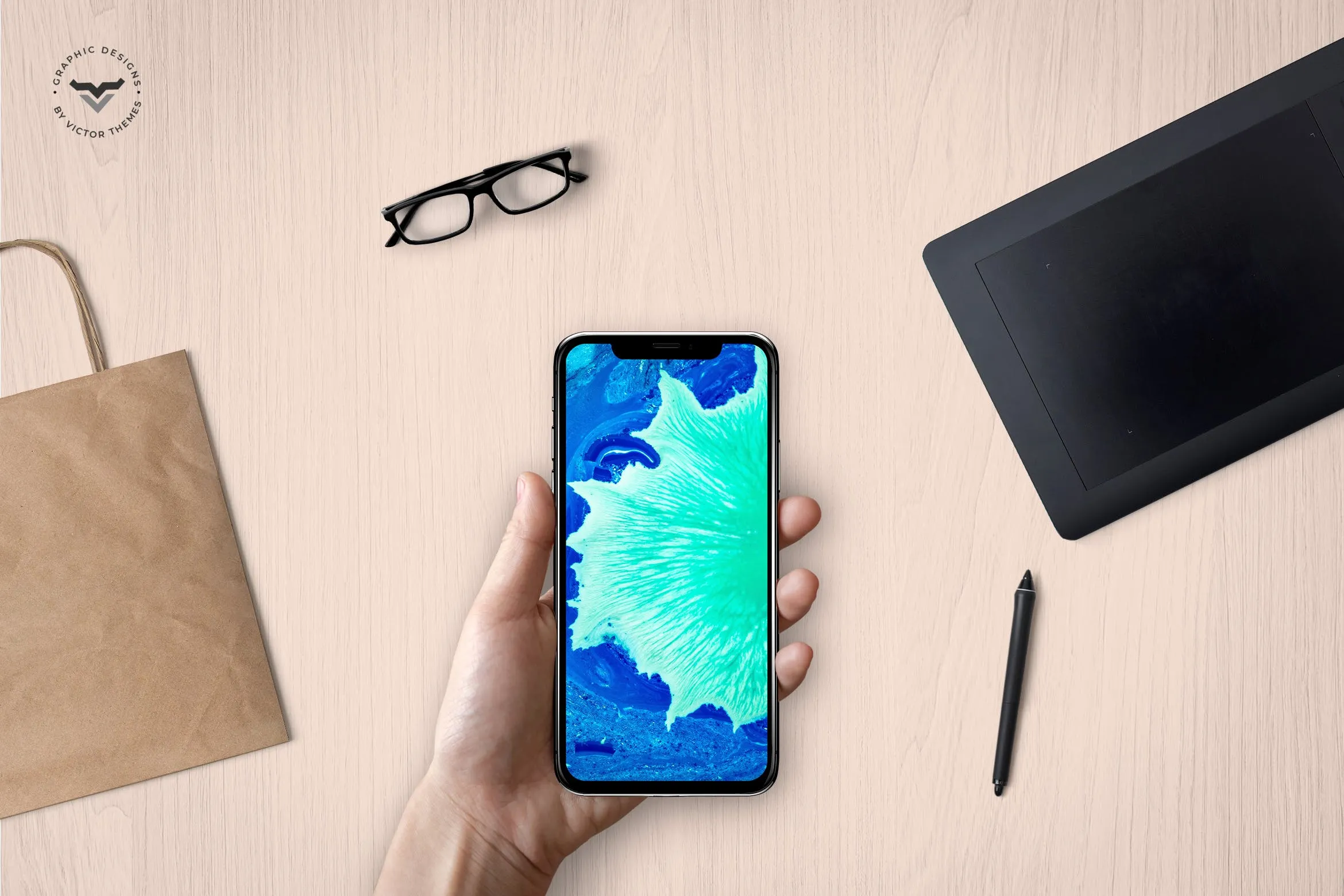 手持iPhone Xs手机实景屏幕预览样机模板 Mobile in Hand Mockups