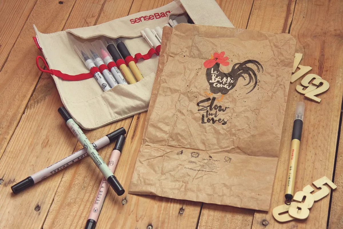 皱褶纸张素描作品预览样机像素设计精选 Crumpled Paper Vertical Sketch