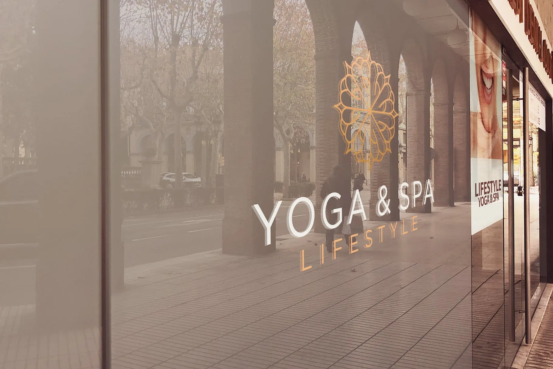 商铺玻璃门Logo店招效果图样机素材库精选1 Shop Glass Logo Mockup插图(1)