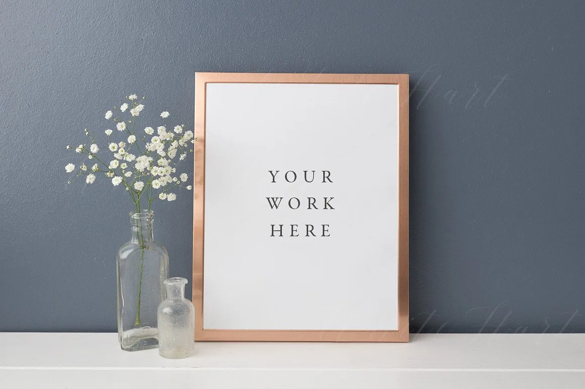 灰黑墙体背景室内相框画框样机 Dark wall copper frame mock up 8#215;10quot;