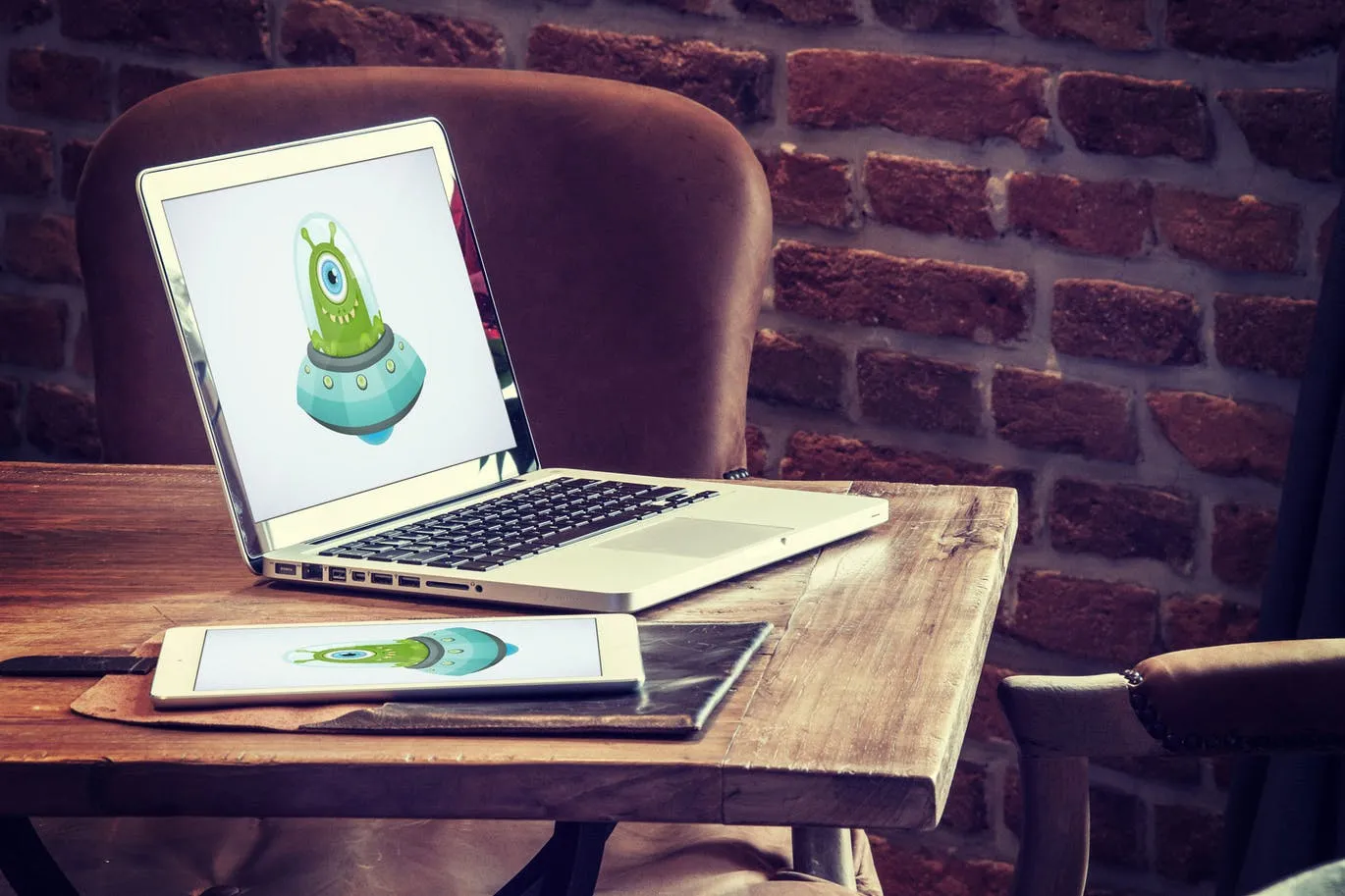 咖啡厅场景笔记本电脑&平板电脑屏幕预览素材库精选样机v3 5 Laptop and tablet mock-ups in cafe Vol. 3插图(5)