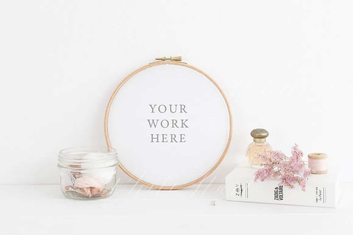 粉红色绣花艺术圆形相册画框样机模板 Pink floral embroidery hoop mockup