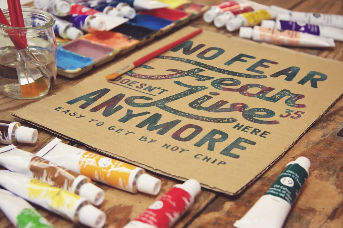 水彩画创作工作室场景牛皮纸样机模板 Paperboard Zoom插图