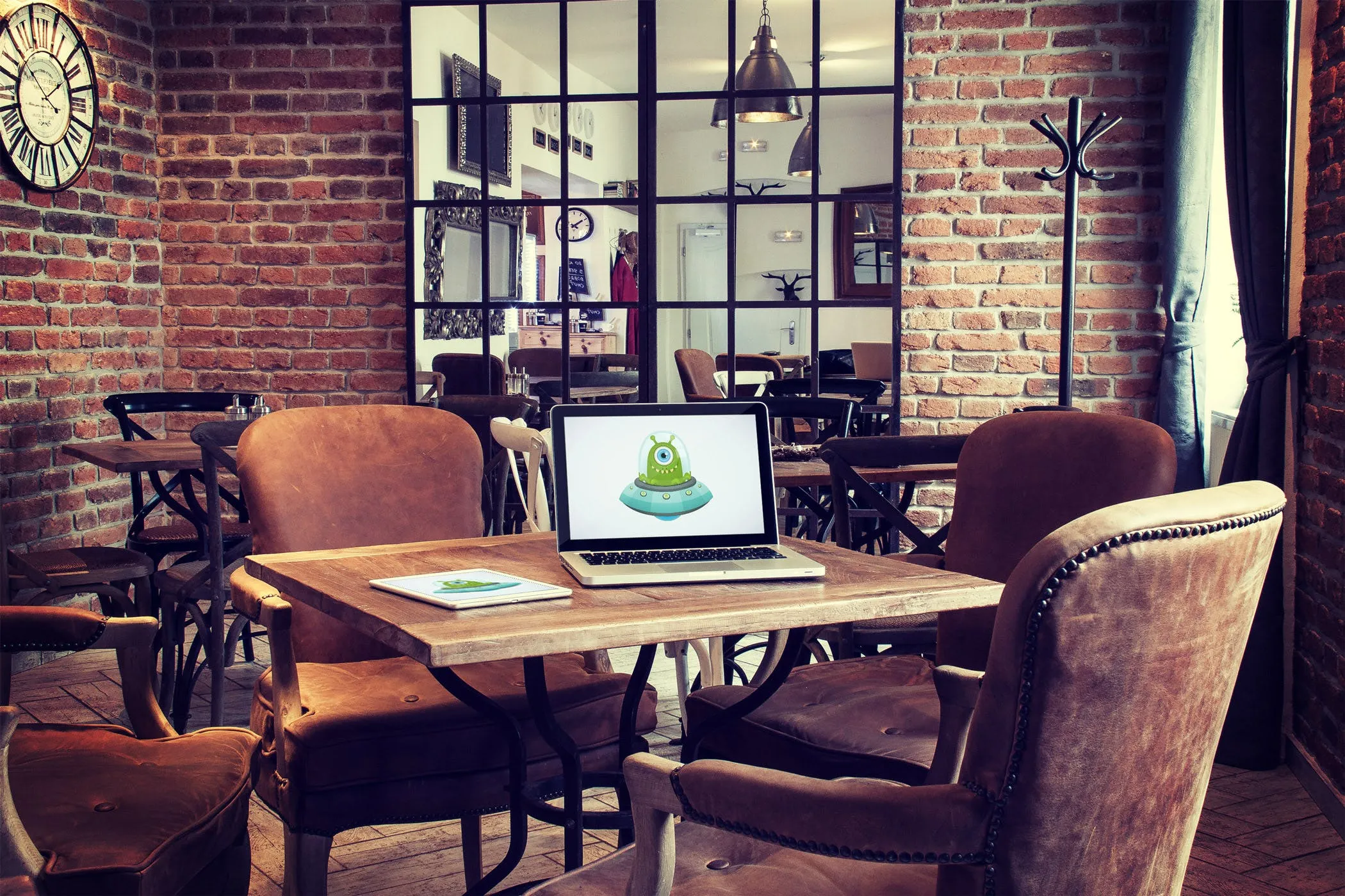 咖啡店场景MacBook&iPad屏幕预览素材库精选样机模板v4 5 Laptop and tablet mock-ups in cafe Vol. 4插图(1)