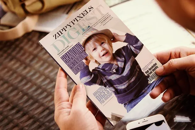 阅读场景杂志样机模板 Beautiful Magazine Mockups插图(5)