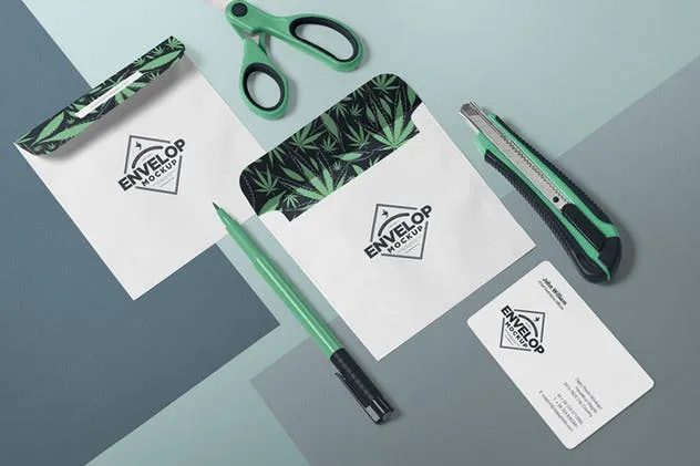 企业文具套装等距场景样机展示模板 Isometric Envelope Mockups插图(5)