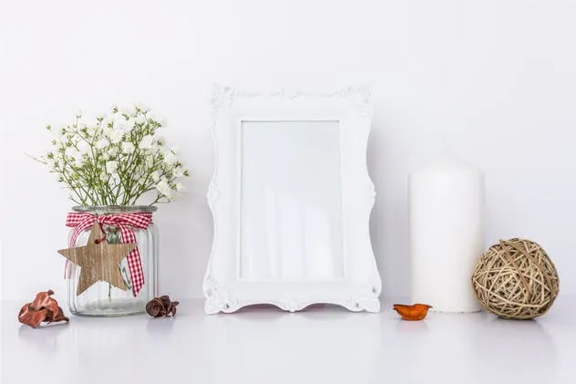 蜡烛＆鲜花装饰白色画框样机 White Frame Mockup with Candle & Flowers插图(1)