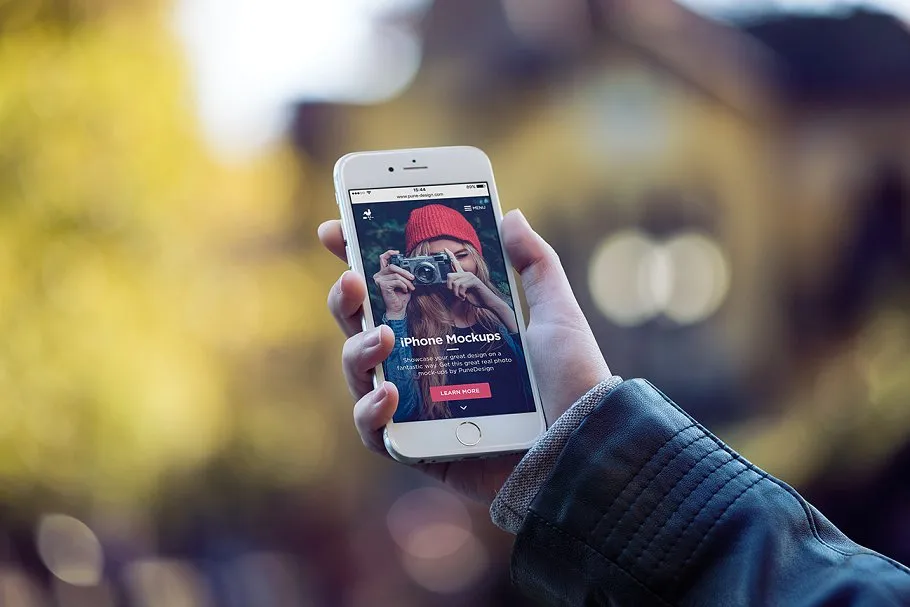 男模特手持iPhone样机模板 iPhone Mock-Up Set插图(3)