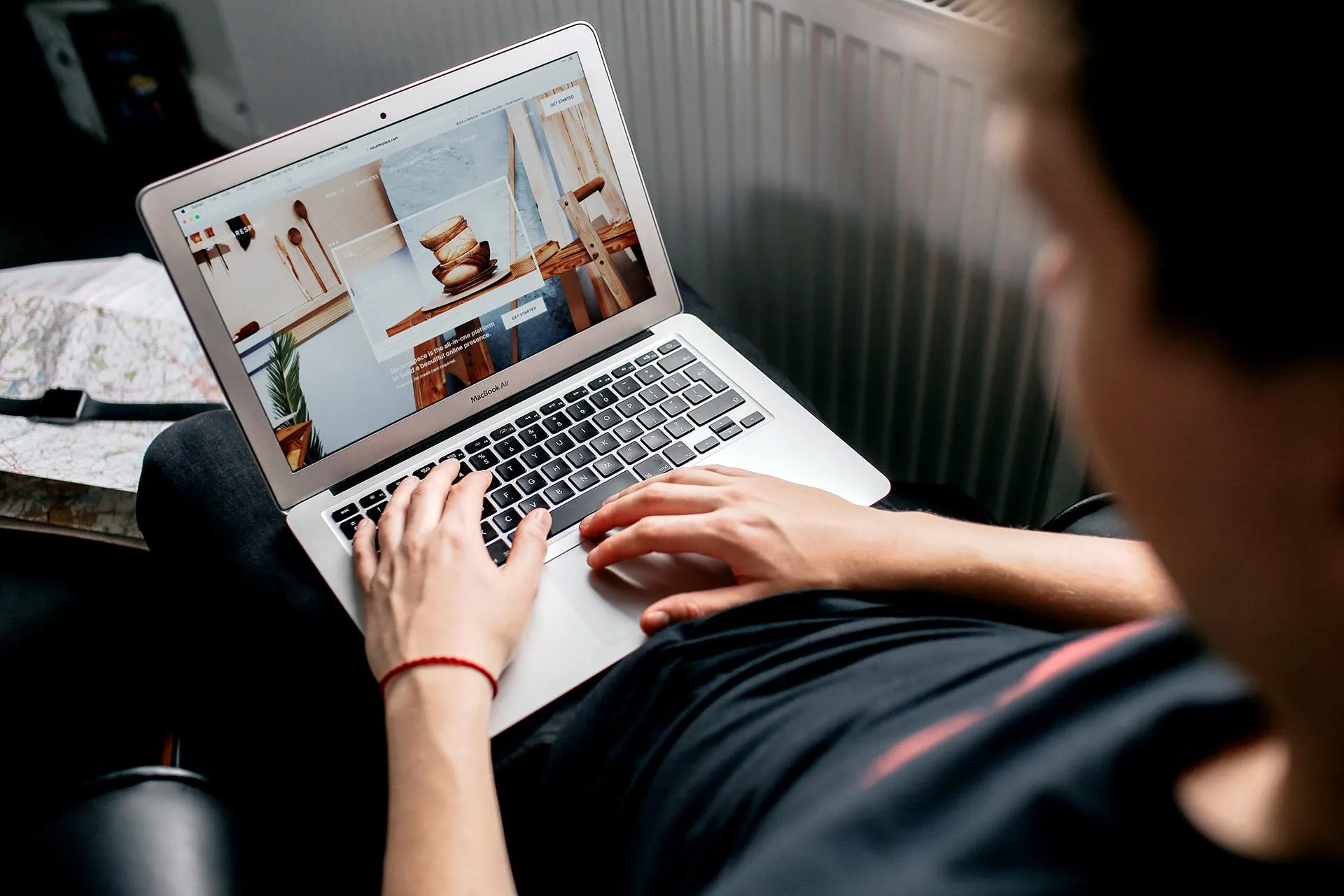 MacBook实景使用场景样机模板v13 Macbook Mockups Vol 13 – Working on Laptop插图(1)