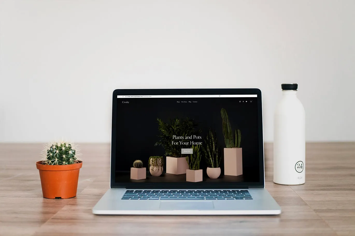 办公桌场景MacBook Pro屏幕预览样机模板v1 Macbook Pro Mockup Set Vol 01插图(4)