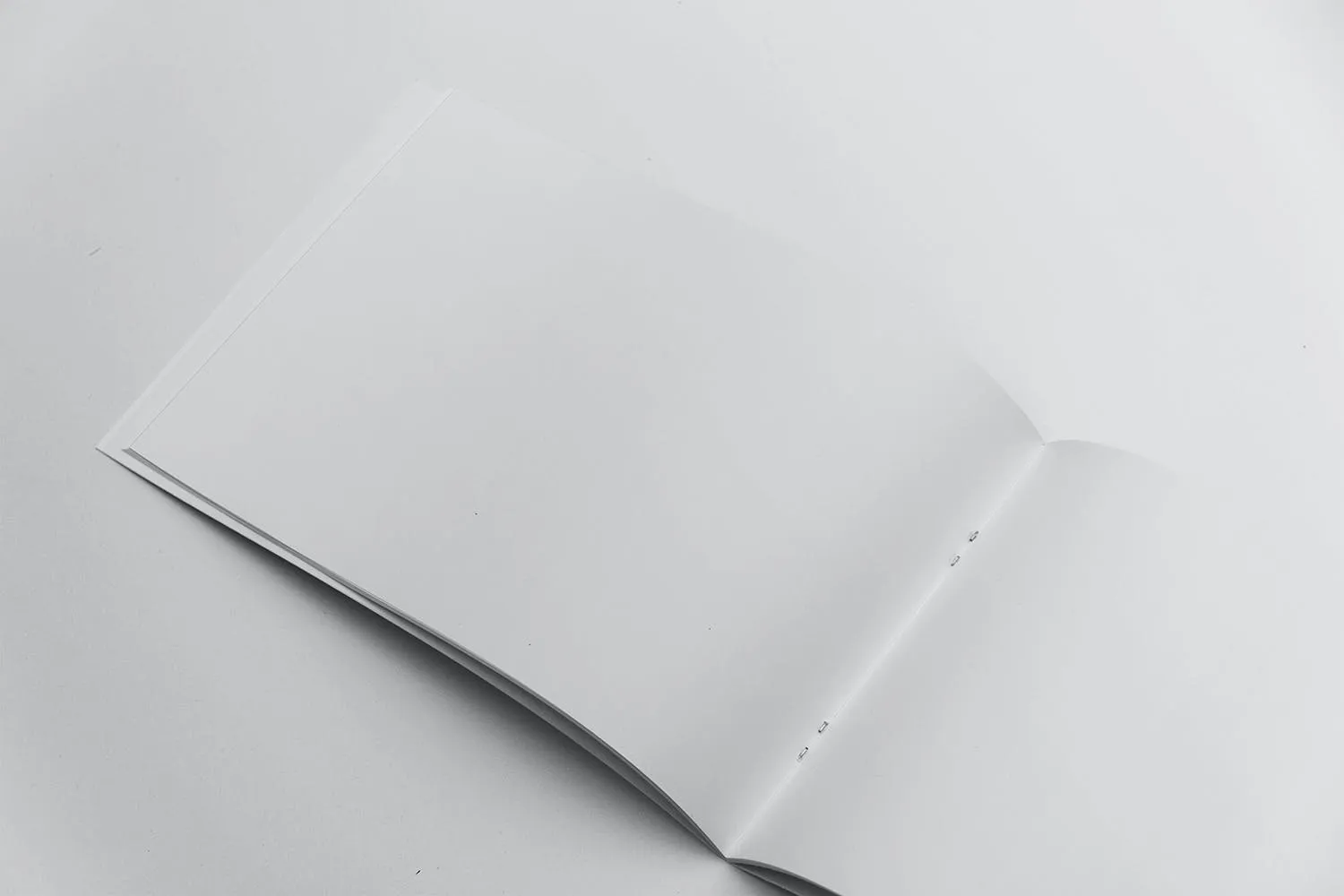 企业画册产品手册左侧特写样机素材库精选 Landscape Brochure Mockup Left Closeup插图(1)