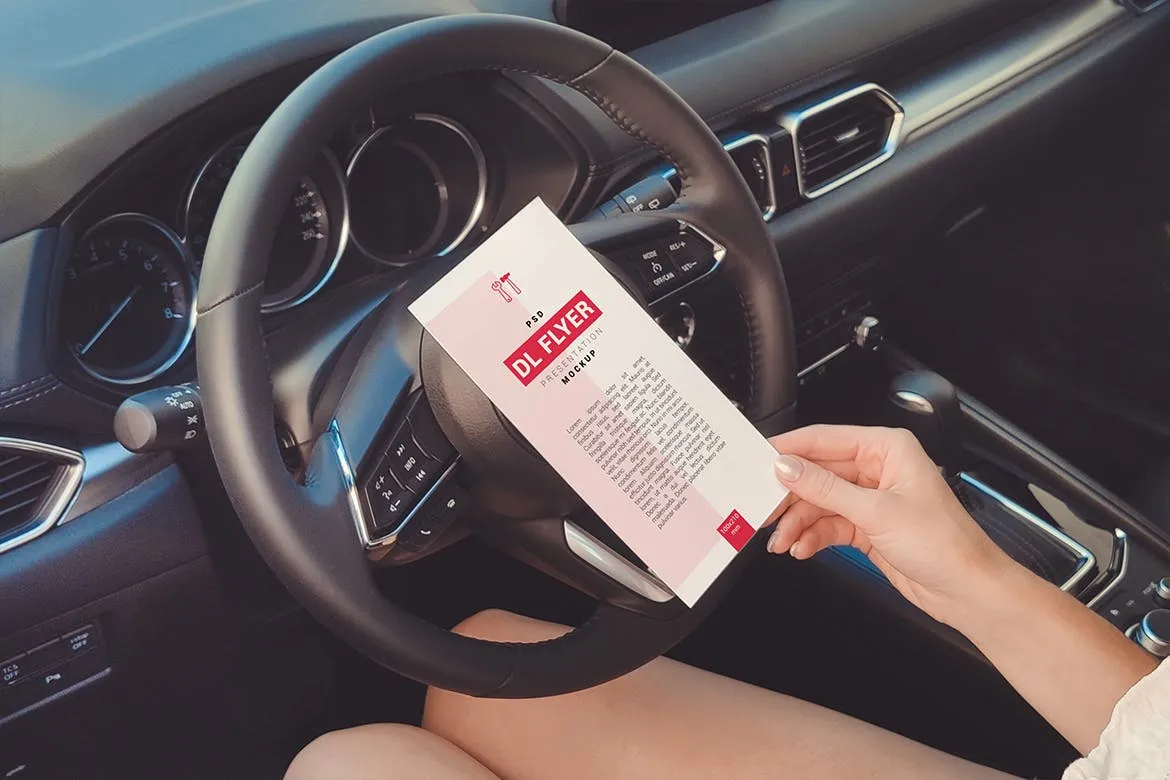 手持DL传单设计效果预览样机模板 DL Flyer In Hand Mockup插图(1)