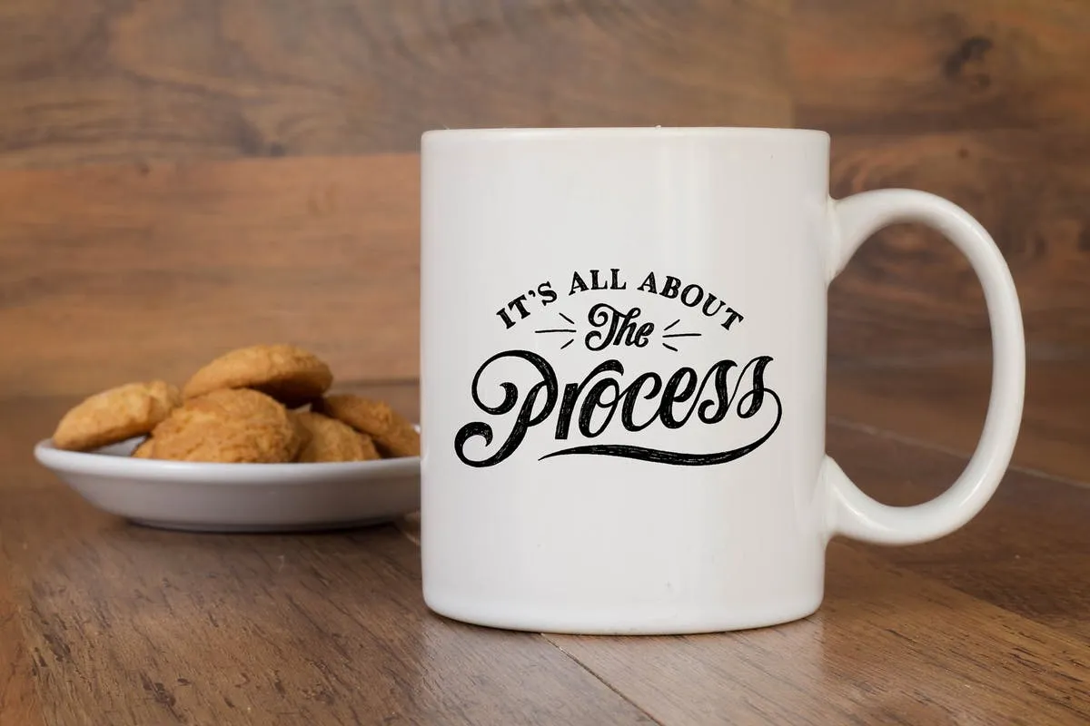 白色陶瓷杯马克杯印花图案展示像素设计精选模板 Table Mug Mock Up