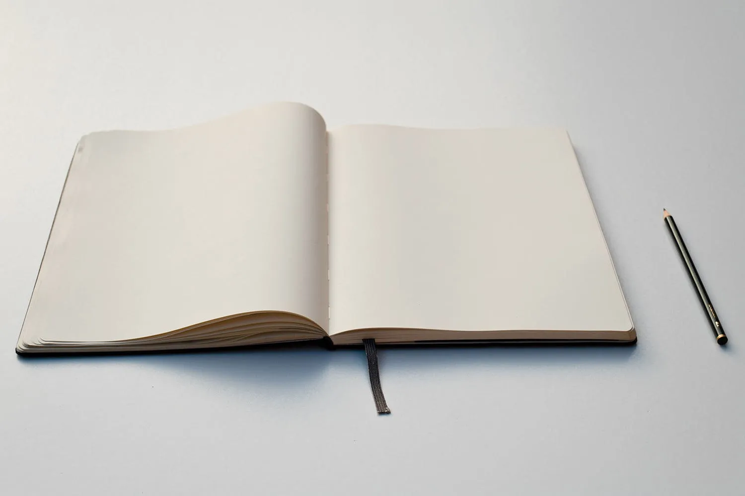 素描本内页设计/艺术作品展示前视图样机素材库精选 Sketchbook Mockup Front View插图(1)