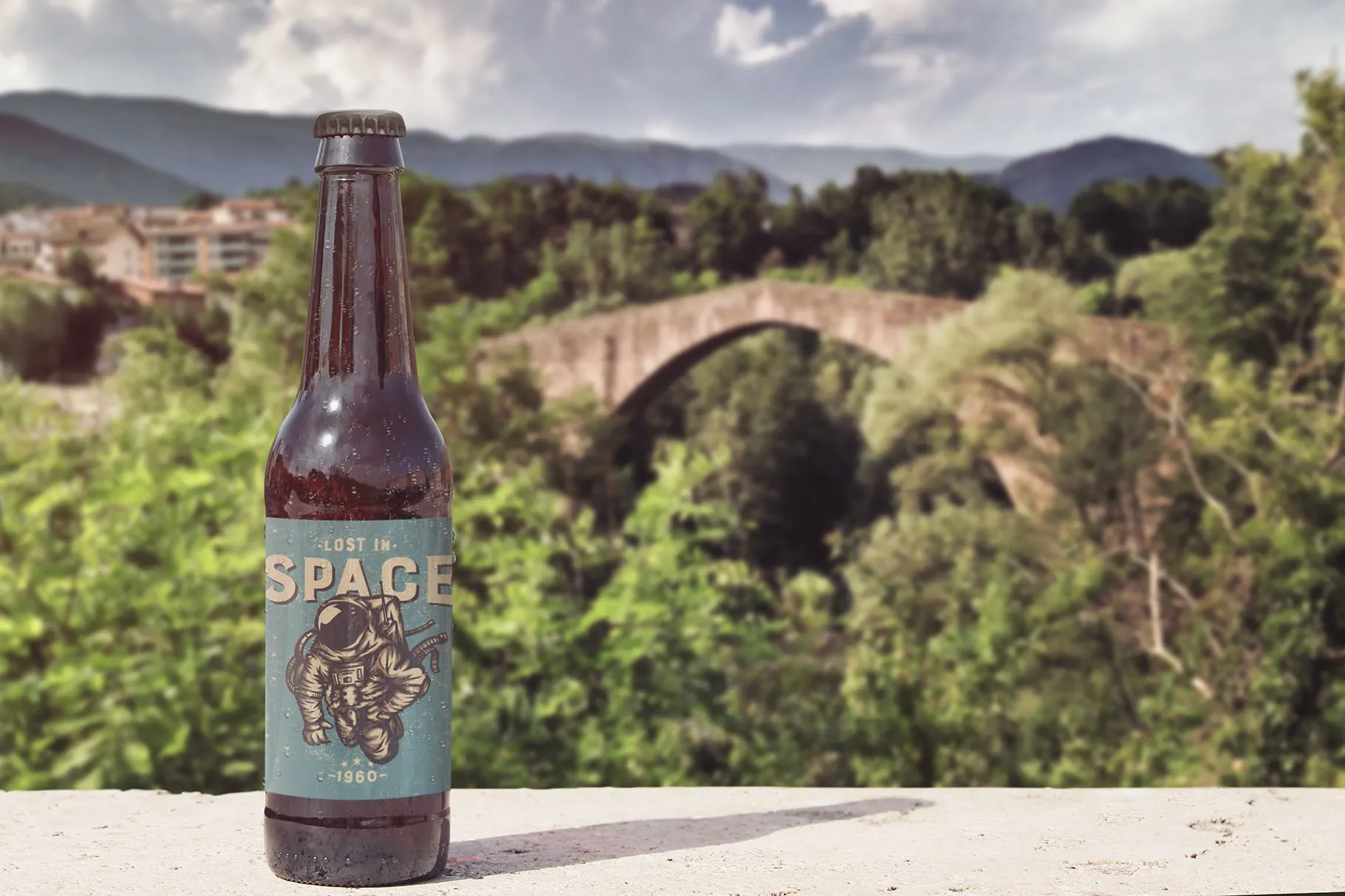 公园背景啤酒瓶设计正视图样机 Front Backgrounds Beer Mockup插图(1)