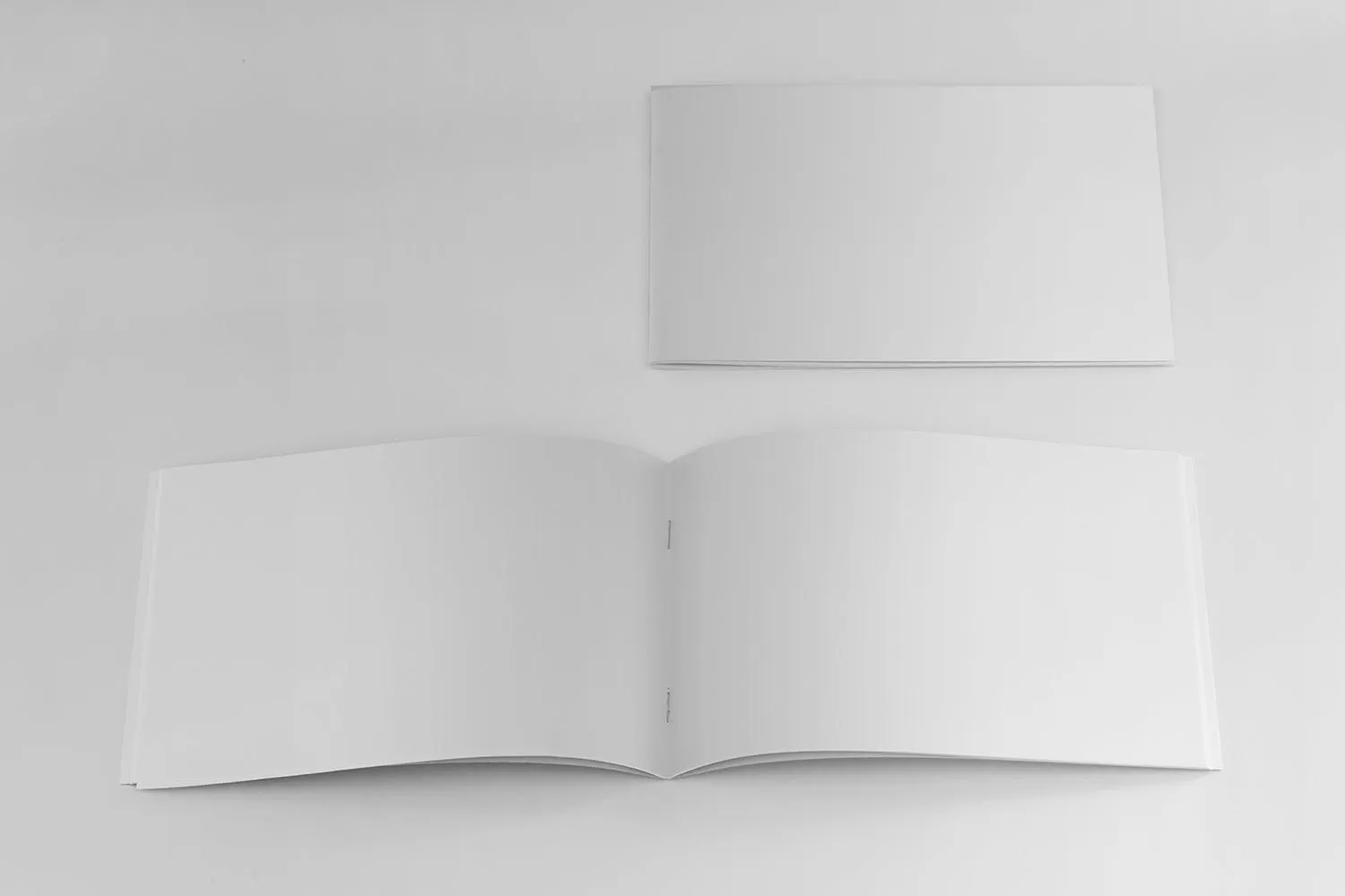 美国信纸规格宣传册封面&内页印刷效果图样机素材库精选 US Half Letter Cover & Open Pages Mockup插图(1)