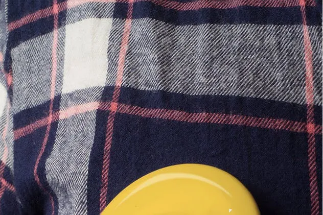 别针纽扣创意设计样机 Pin Buttons Mock Up插图(2)