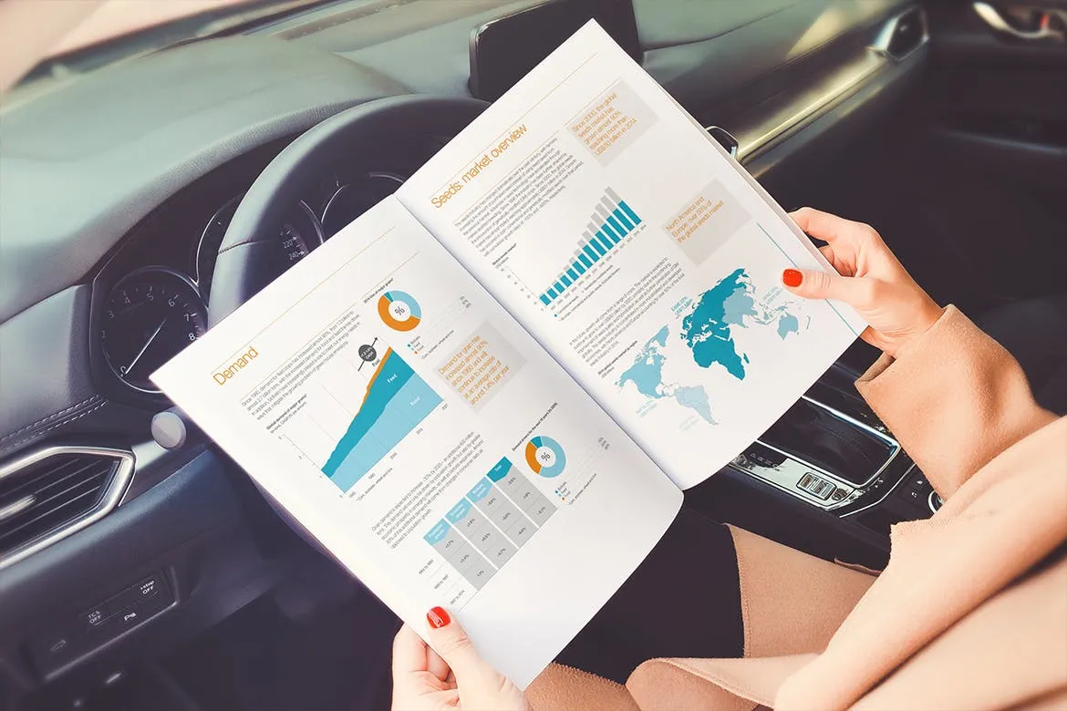 图书/产品手册内页排版设计效果样机模板 Book / Catalog In Hand Mockup插图(3)