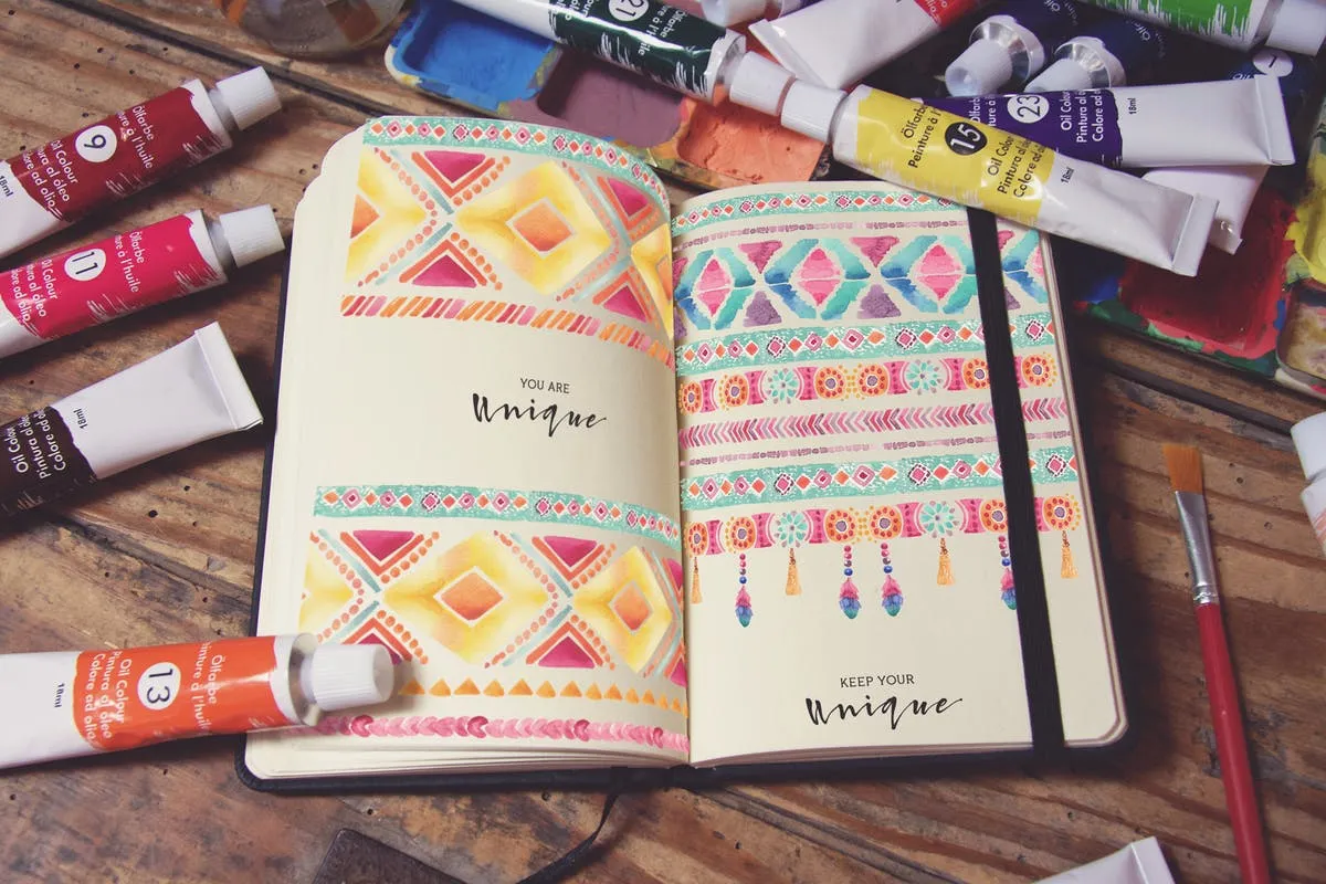 水彩画创作画室场景袖珍笔记本样机模板v5 Pocket Notebook Vertical Zoom插图