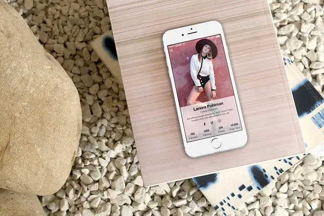 iPhone现实场景APP应用界面设计样机模板 Hand Held Devices Mock-Up插图(7)