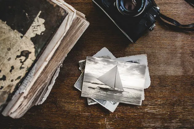 4款复古风格明信片设计样机模板 4 Vintage Postcard Mock-up插图(1)