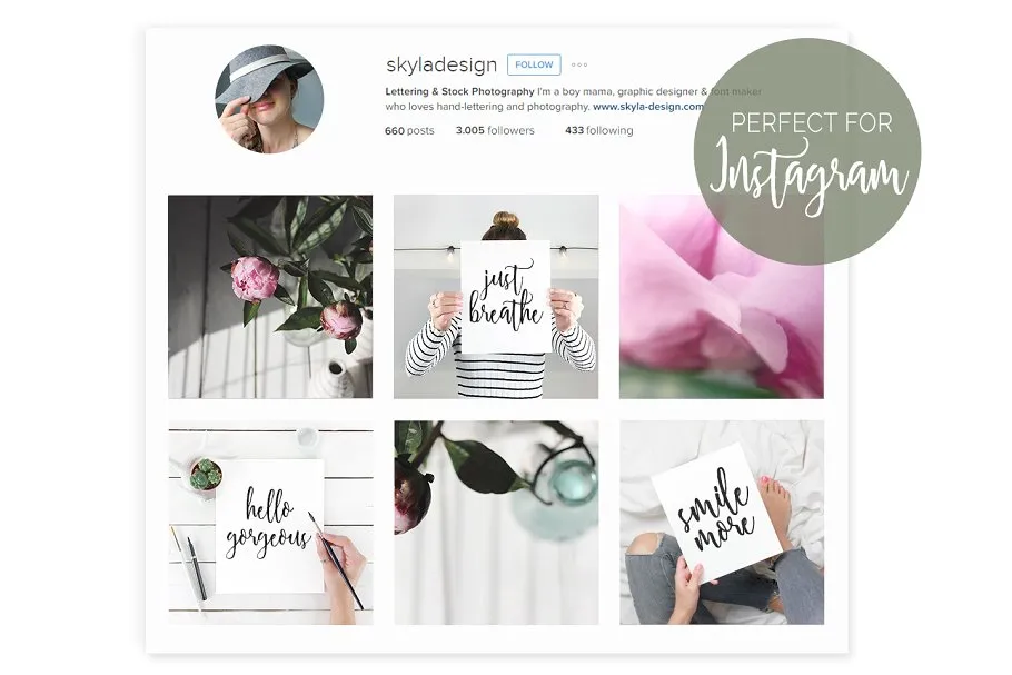 床上手持作品样机模型 Quote mockup, pink hand held on bed插图(1)