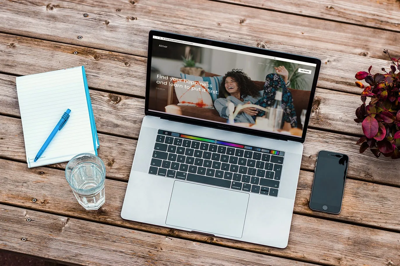 办公桌场景MacBook Pro屏幕预览样机模板v1 Macbook Pro Mockup Set Vol 01插图(3)