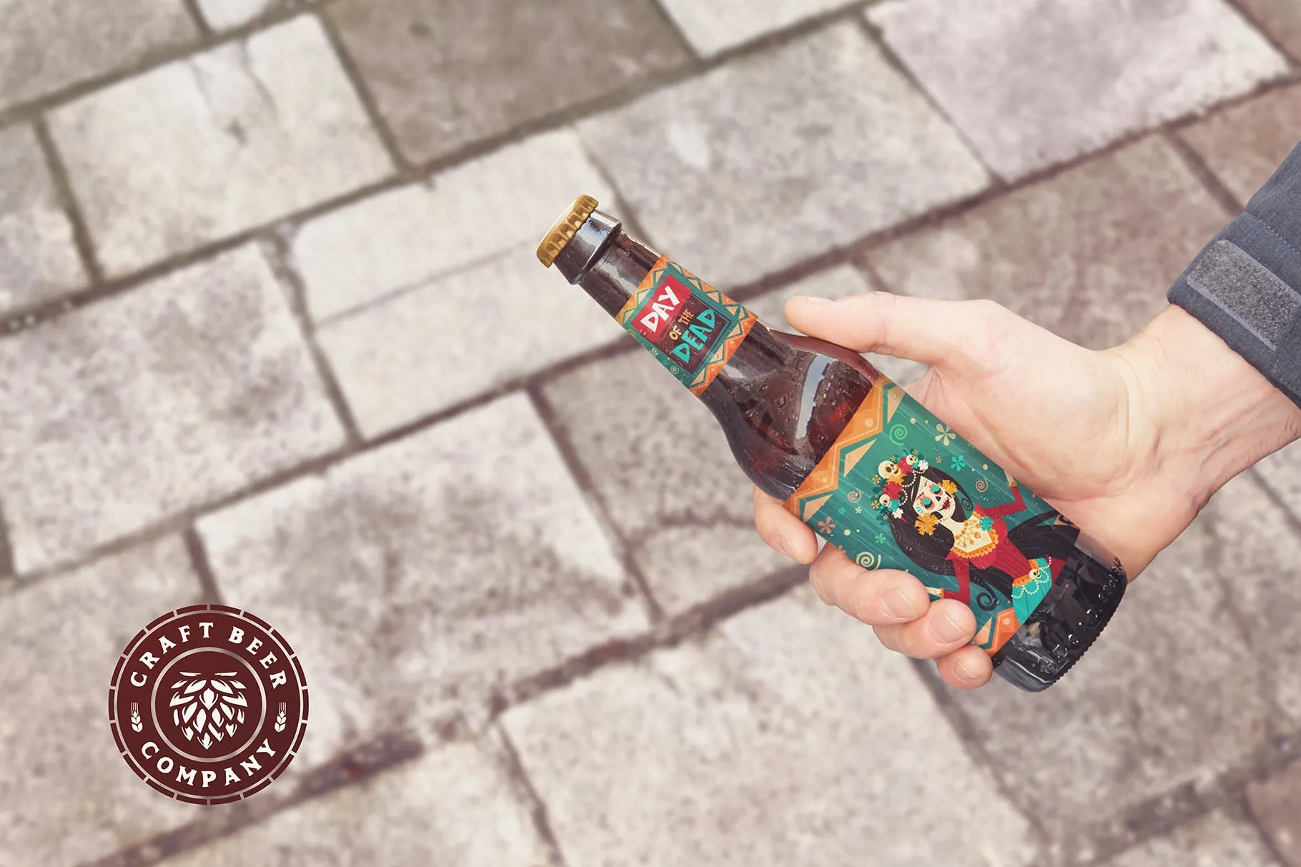 手持啤酒瓶素材库精选模板 Get Beer Bottle Mockup插图(1)