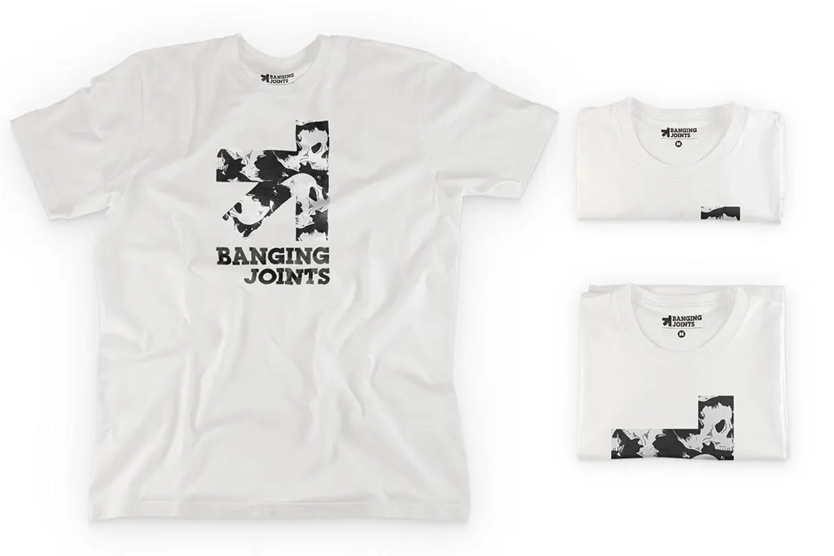 时尚白色皱纹T恤服装样机 White T-Shirt Presentation Mockup