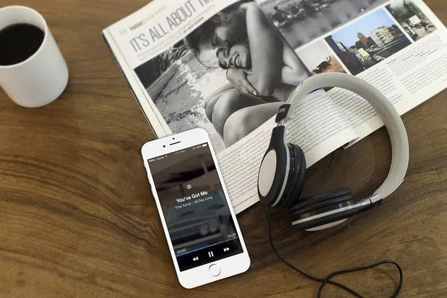 iPhone现实场景APP应用界面设计样机模板 Hand Held Devices Mock-Up插图(6)