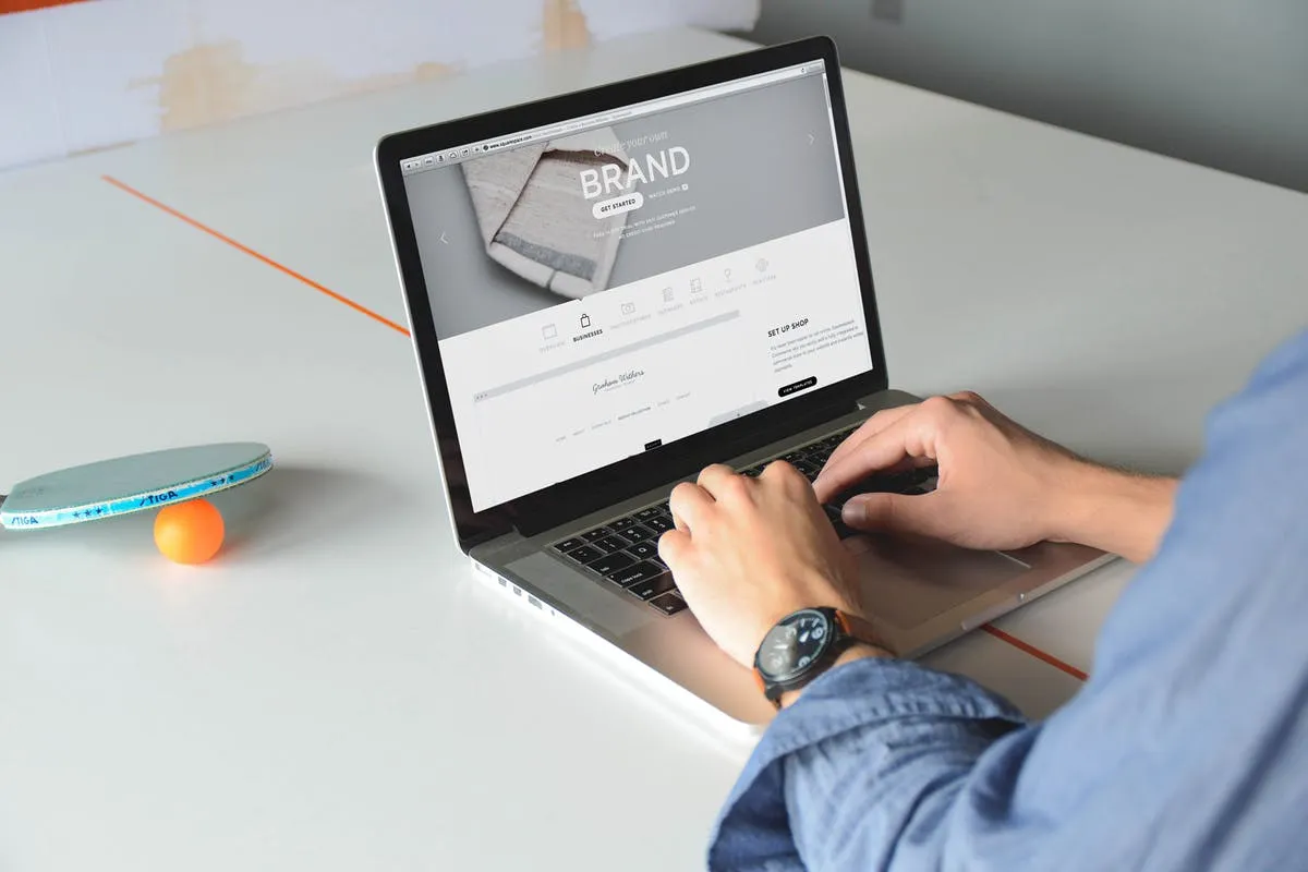 笔记本电脑Macbook设备样机模板 Laptop Macbook Display Mock-Up插图