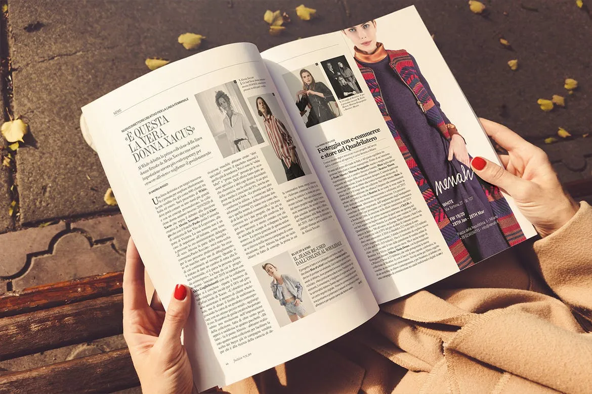 图书/产品手册内页排版设计效果样机模板 Book / Catalog In Hand Mockup插图(6)