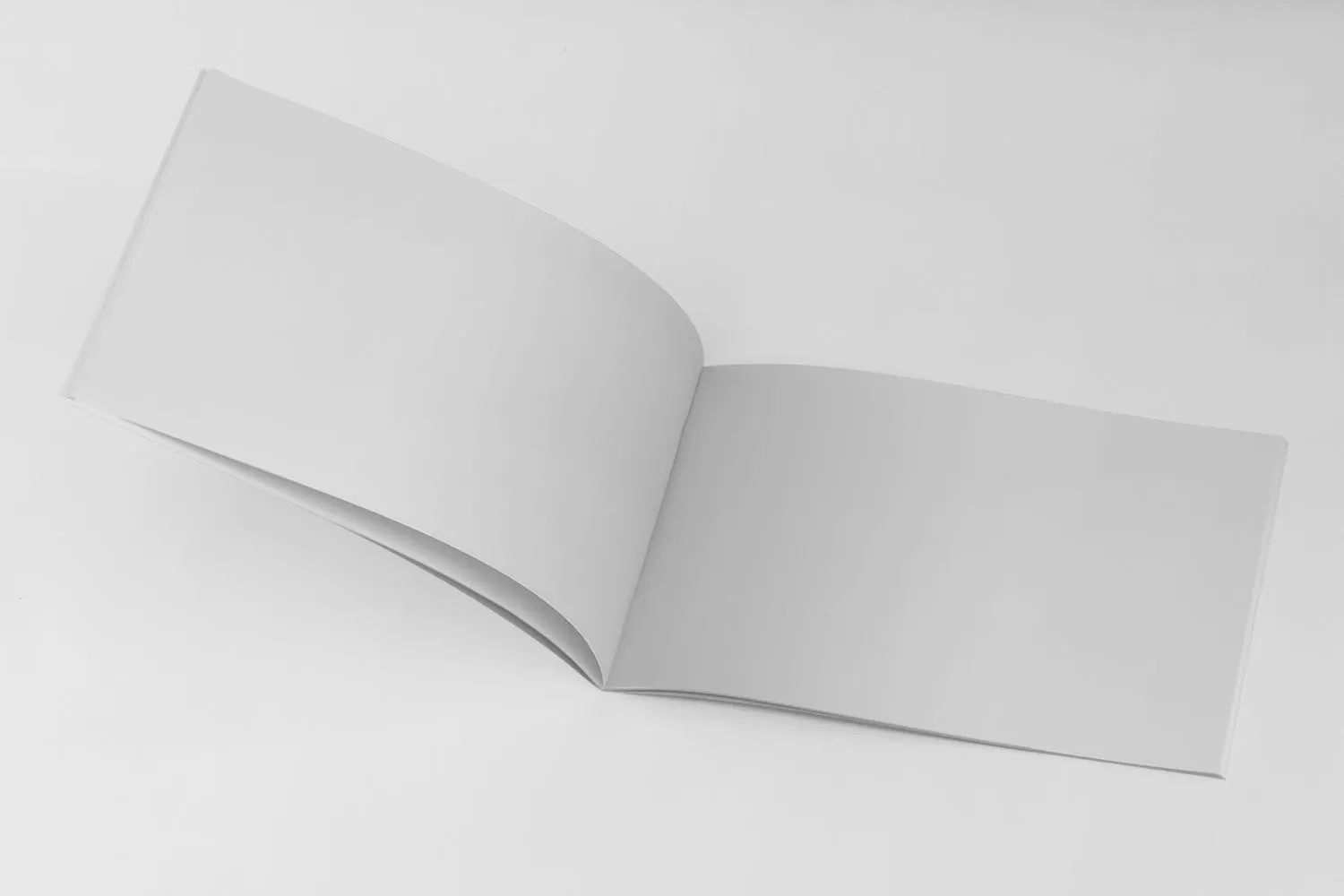 美国信纸规格宣传册内页版式设计翻页视图样机素材库精选 US Half Letter Brochure Mockup Folded Page插图(1)