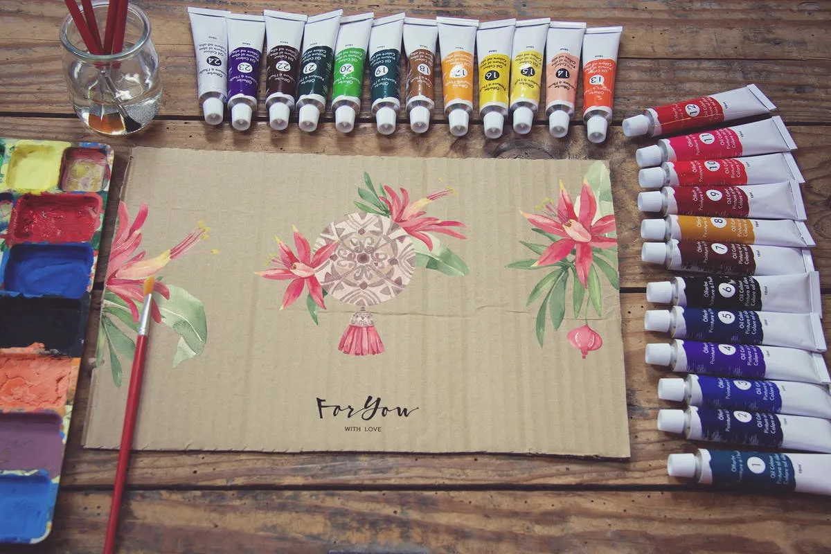 画室场景速写画作展示牛皮纸样机模板 Paperboard Paint Scene Desk