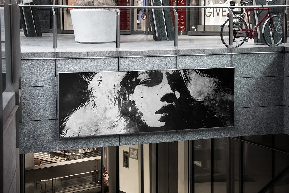 户外挂墙海报设计图样机模板 Horizontal Wall Poster Mock-up