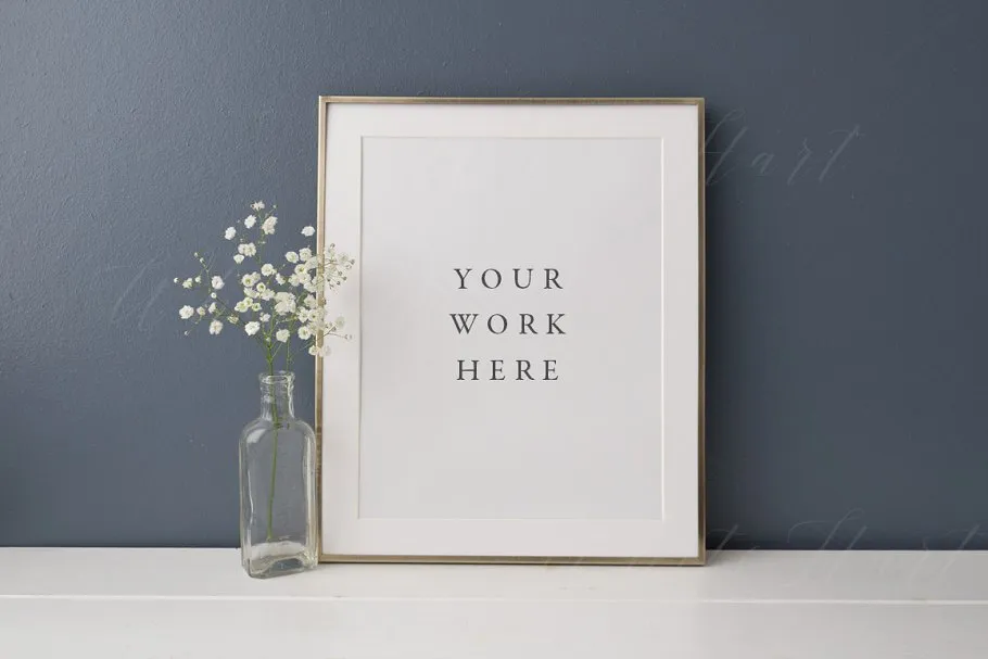 暗墙白色画框8#215;10#8220;模板 Dark wall white frame mock up 8#215;10quot;