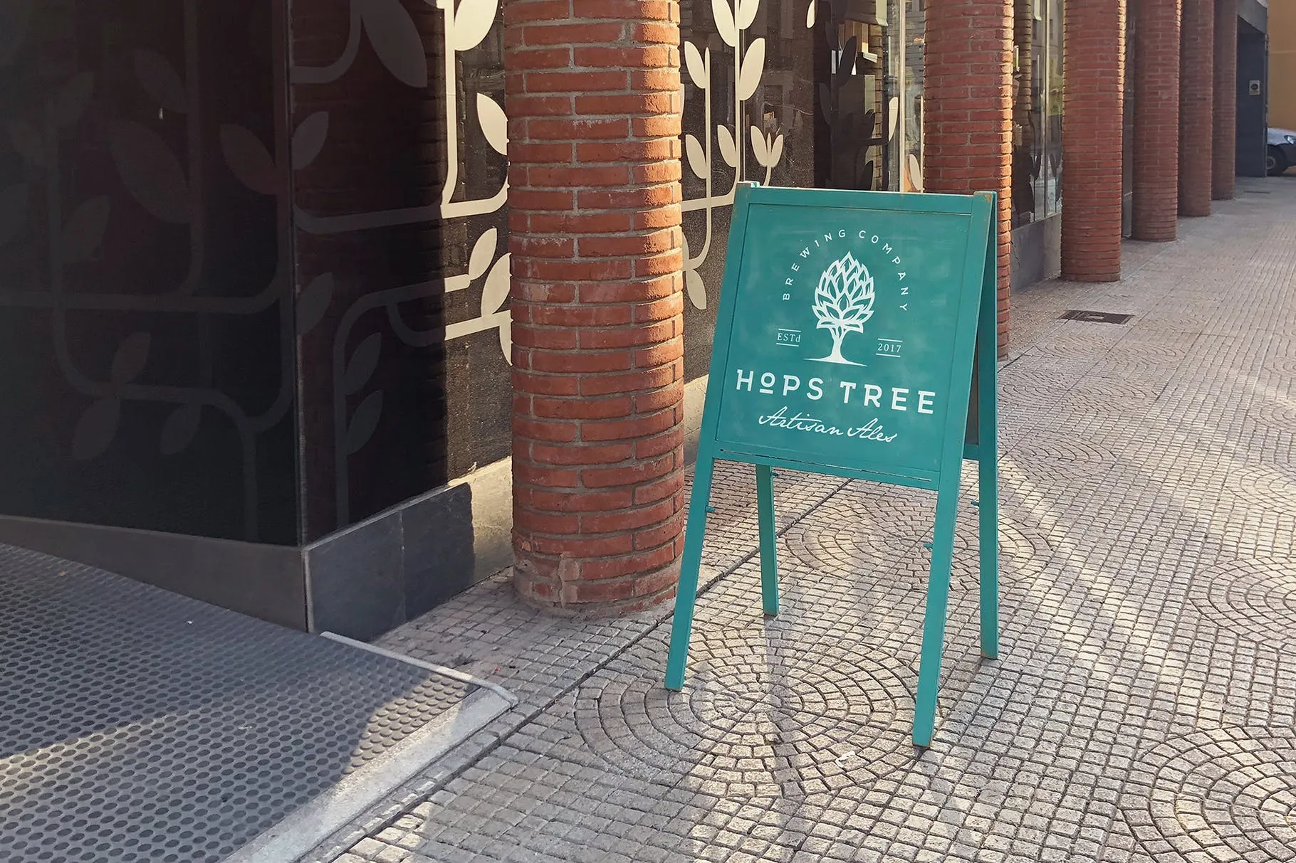 店铺可折叠促销活动告示牌样机模板 Blue Slate Mockup插图(3)