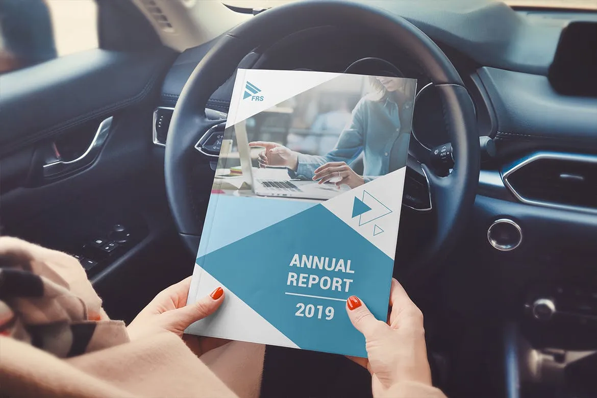 图书/产品手册内页排版设计效果样机模板 Book / Catalog In Hand Mockup插图(1)