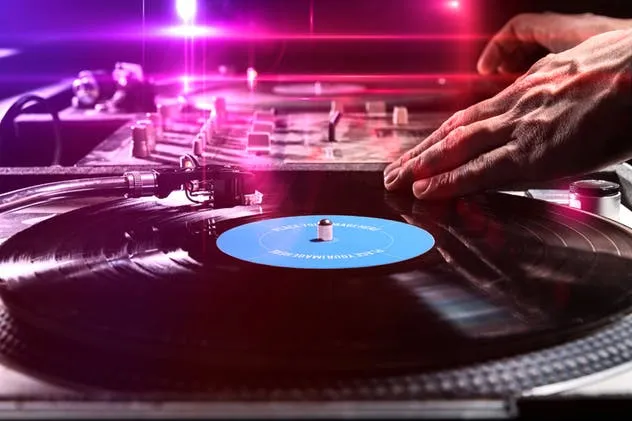 黑胶唱片&专辑封面样机套装 Vinyl Record & Album Cover Mock-ups – Party Pack插图(2)