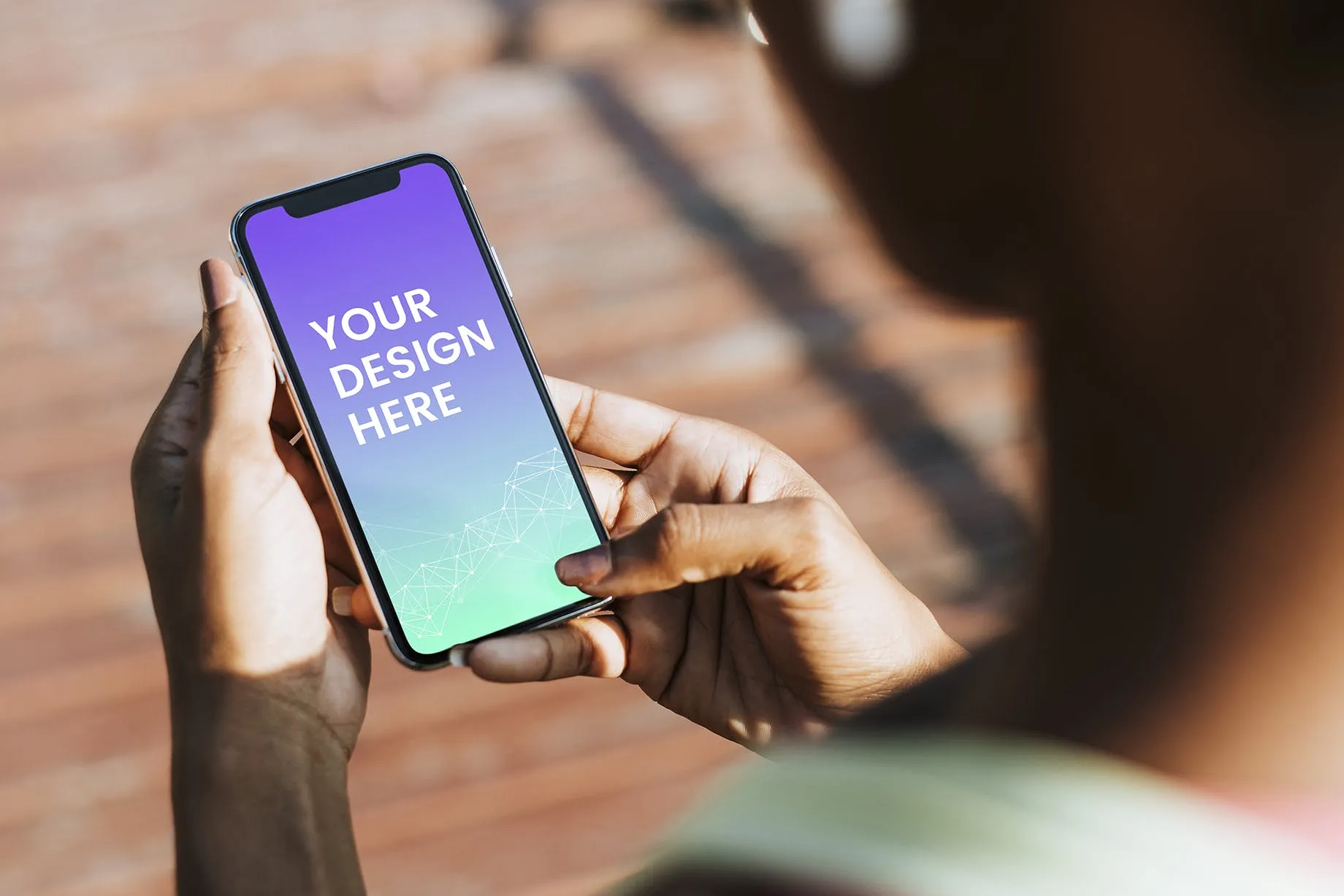 APP应用UI界面设计iPhone使用场景预览样机模板 sportive woman using her phone in a park mockup插图(1)