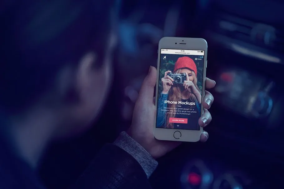 男模特手持iPhone样机模板 iPhone Mock-Up Set