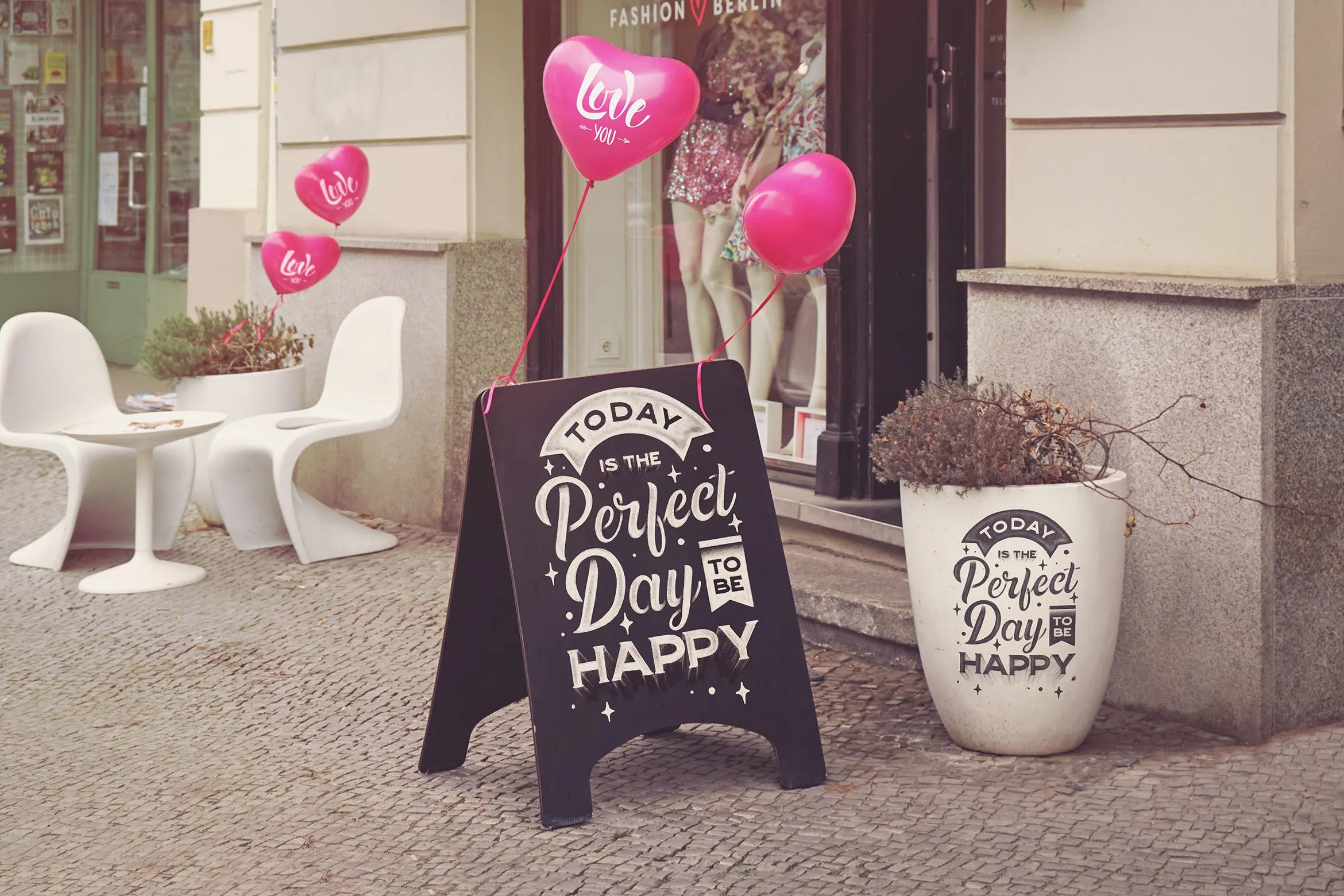 店铺促销门口折叠告示牌样机模板 Slate Mockup for Love插图