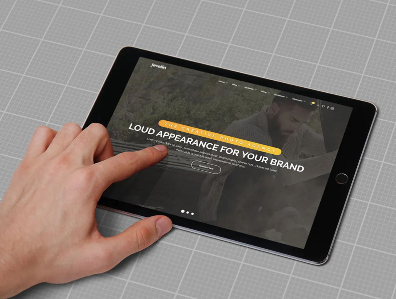 手持的iPad Air展示样机下载[PSD]