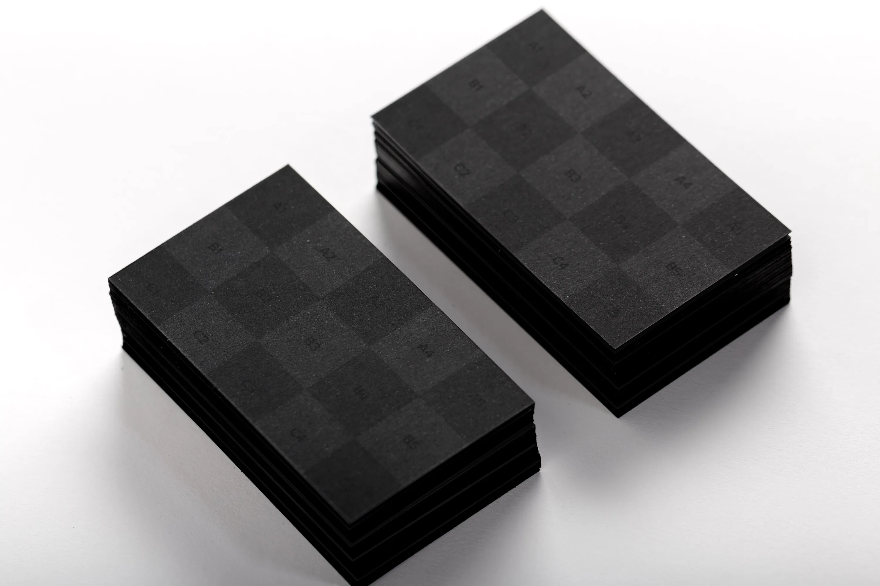 黑色企业&工作室名片设计效果图样机模板01 Black Business Cards Mockup 01插图(1)