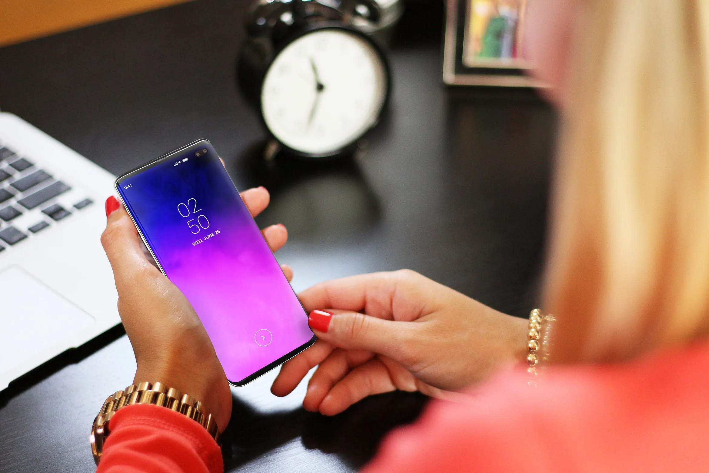 全面屏概念手机样机模板 Mobile with Hand Mockups