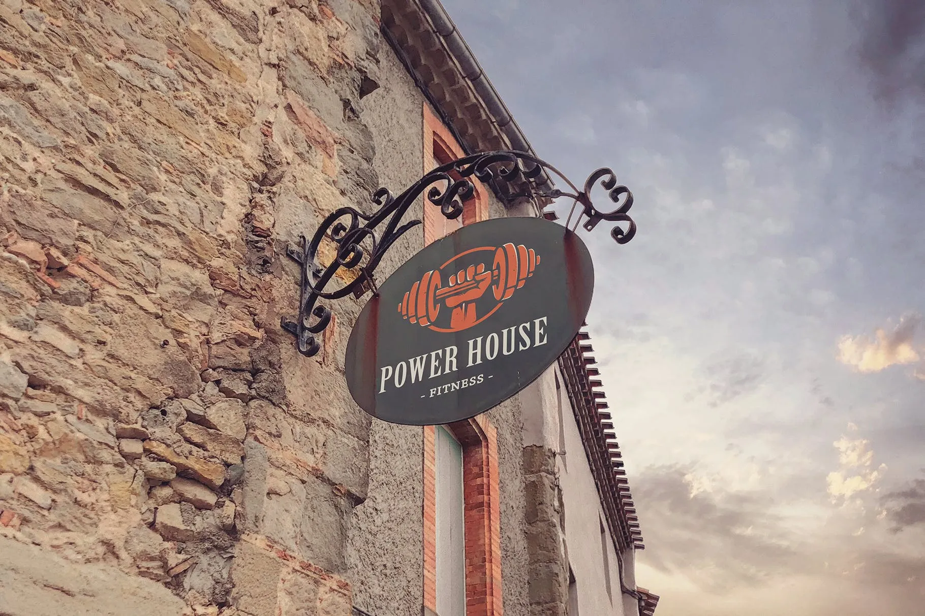 店铺铁架店铺招牌设计效果预览样机模板 Wrought Iron Signboard Mockup插图(2)