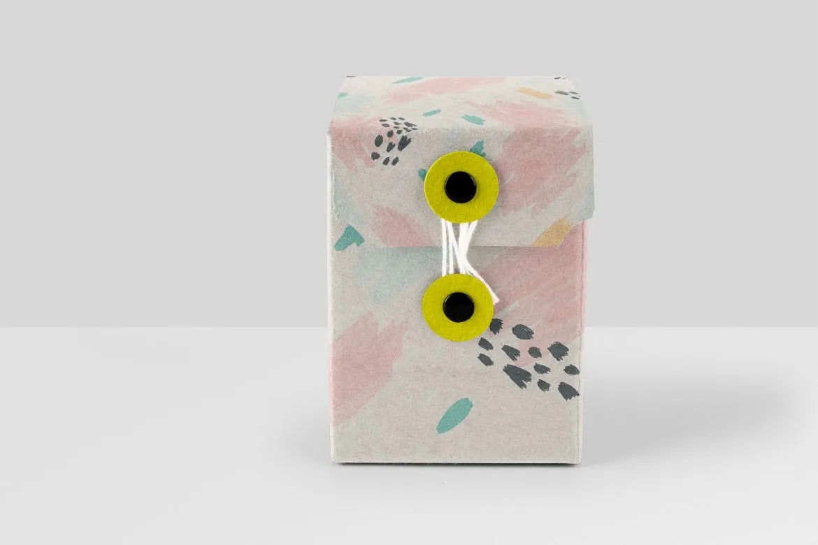 带纽扣小牛皮纸盒礼品包装盒设计样机 Small Kraft Box with Buttons插图(1)